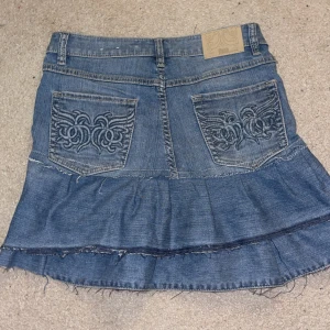 Jeanskjol - Jeanskjol köpt secondhand men säljer för att den är för stor. Kjolen är i storlek L. Från märket flash jeans. Fina bakfickor.pris kan diskuteras.