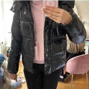 Vinterjacka - En super skön och gosig jacka! Den är glansig, enfärgad & har en logga vid ena bröstet. Jackan är från Calvin Klein och är i fint skick i storlek S 💕helt slutsåld och säljer den då jag köpt en annan jacka 💗nypris runt 2200kr