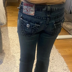 True religion jeans bootcut - I jätte bra skick och köpta i USA midjemått är ca 39 tvärs över och innerbenslängden är 81cm💞