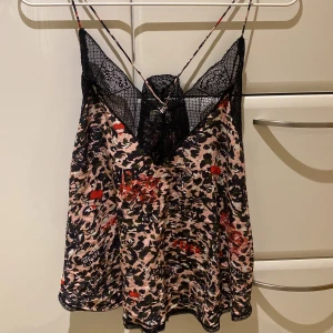 Jättesnyggt Zadig & Voltaire linne!  - Säljer mitt Zadig linne för att det ej kommer till användning längre, använt fåtal gånger och därför nästan ny skick! Skriv för frågor! Linnet är one size.