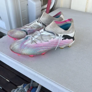 Puma future Ultimate storlek 44 - Fina skor använda runt 1 månad så ungefär 10 träningar. Säljer pga för stor storlek. Lite smutsiga efter leriga träningar men till kvalitet är dem som nya! Nypris 2600