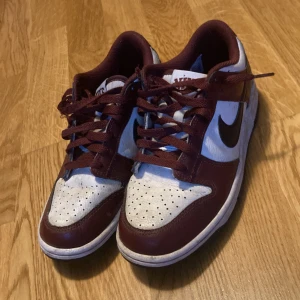 Nike dunk - Nike dunk skor dem e vita svarta och vin röda.