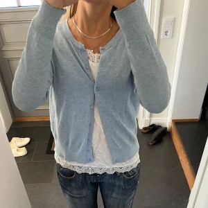 Blå stickad kofta  - Blå stickad kofta från H&M i storlek M, passar även S. Fint skick. Använd gärna köp nu!