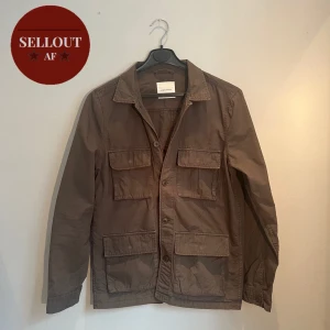 Overshirten A Days March - Säljer en snygg overshirt i olivgrön färg från A Days March. Den har snygga fickor och är i ett tjockt bomullsmatetial Tveka inte att kontakta vid frågor och funderingar!