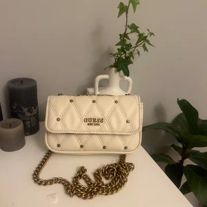 Guess handväska💘 - Säljer min fina Guess handväska då den ej kommit till användning. Därav ser den knappt använd ut. Nypris: 1000kr🤗