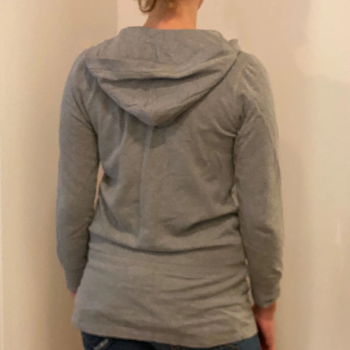 Grå hoodie med v-ringning - 90