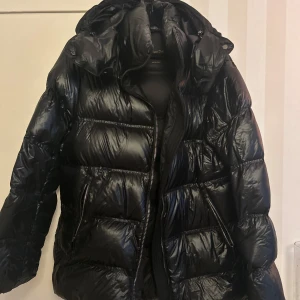 Vinterjacka  - Fin ä populär vinterjacka från massimo dutti. Köpt förra vintern sparsamt använd. Liten sminkfläck men tvättsr bort det. Stl m. Köpt för 2300kr