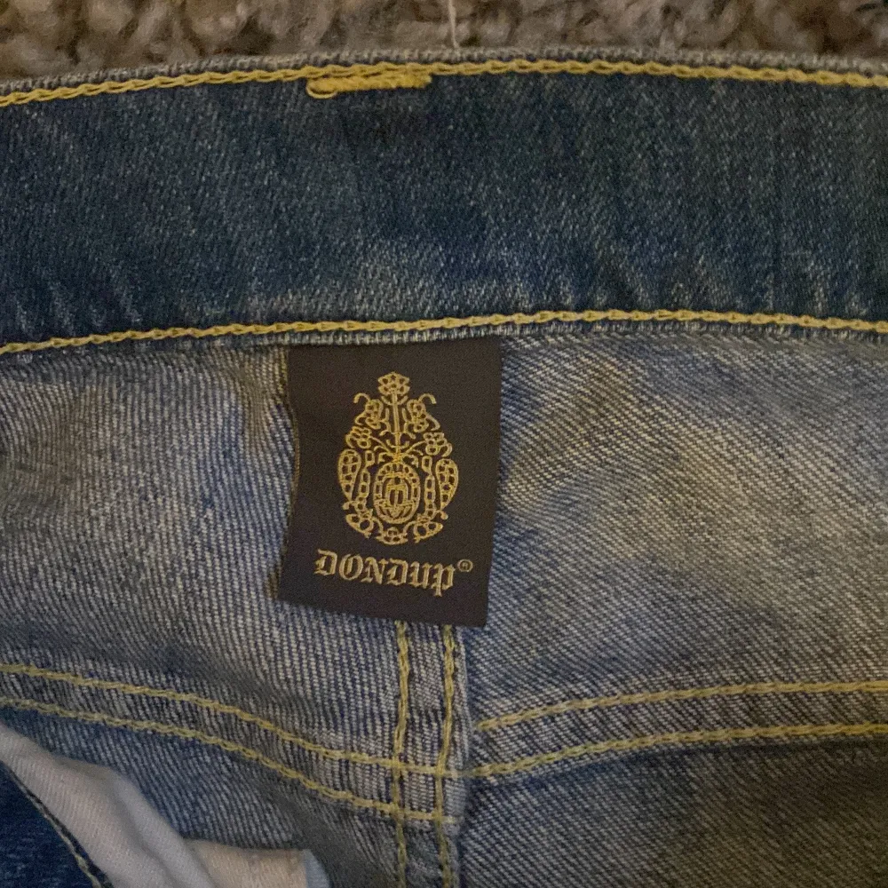 Säljer nu dessa riktigt feta Dondup jeans med slitningar i ett helt ok skick för endast 699. Jeans & Byxor.