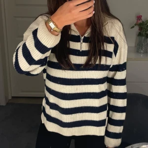 Stickad tröja  - Säljer nu den här stickade tröjan med marinblå ränder, med halv zip✨🥰