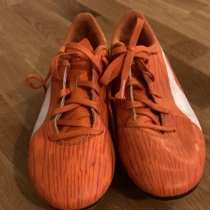 Fotboll skor - Bra skick, Tvättade och luktar bra. Dom är bra för skott och barn. Den är bra passform och lätt att knyta. 