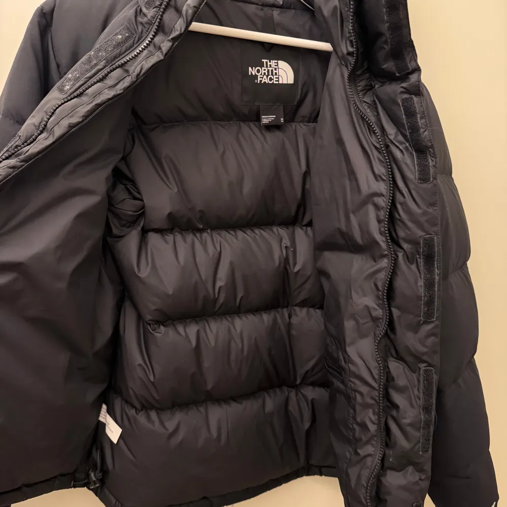Jättefin jacka från The north face (nypris 4399 kr) storlek XS men oversixe skulle jag säga.. Takit.
