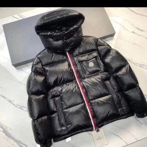 Moncler Maya - Helt nytt  Bra kvalitet  Finns 3 styckna kvar  