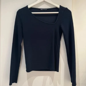 Zara topp - Långärmad mörkblå tröja från zara med asymmetrisk urringning, använd en gång, storlek s💕