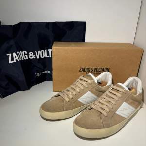 Sällsynta ZADIG&VOLTAIRE sneakers + allt Og                      !Går inte att köpa i butik längre!   Nypris 3199.                      9/10 skick, väl omhändertagna!                        Välkommen att höra av dig vid frågor/funderingar :)    