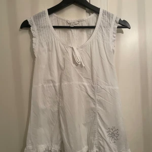 Vit Top - Köpt second hand. Anvånt fåtal gånger utav mig.