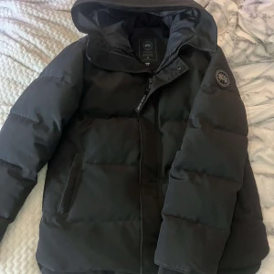 Canada goose black label  - Säljer nu en canada goose black label. Den är i helt ny skick och storlek M. Inga täcken alls på användning. Bara att skriva för fler bilder eller frågor. Priset är inte hugget i sten!!