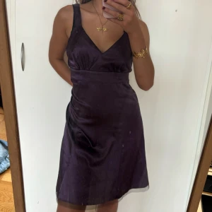 Sidenklänning  - Så fin sidenklänning. Vintage. Jag är 168 och det är mina bilder, köp via köp nu direkt eller Swish! Kvar tills markerad som såld 🥰🥰🥰