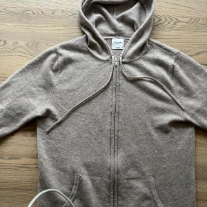 John Henric cashmire hoodie - Säljer denna feta kashmire hoodie,den har inga defekter,9/10 skick, hör av vid minsta fundering