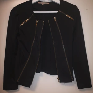 Blazer kavaj  - Jättefin blazer med gulddetaljer. I använt skick och den är nopprig men går enkelt att få bort. 