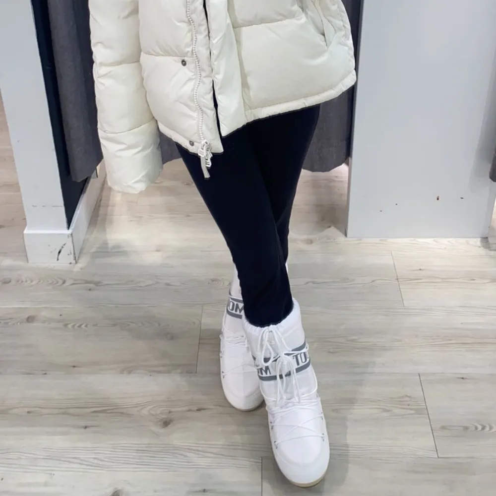 Intresse koll på mina moonboots. Använda fåtal gånger, inga fläckar eller defekter . Kengät.