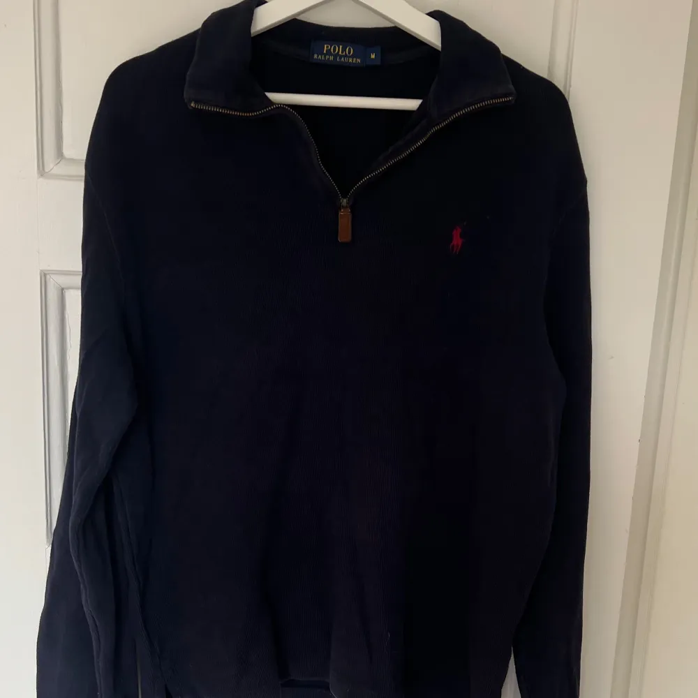 Mycket snygg half zip tröja i bommul   Färg Mörkblå   Storlek M Nypris 2400  Skick mycket bra 9/10  Skriv om du har frågor   Pris kan diskuteras vid snabb affär   Har mycket från Ralph Lauren så titta i min profil . Tröjor & Koftor.