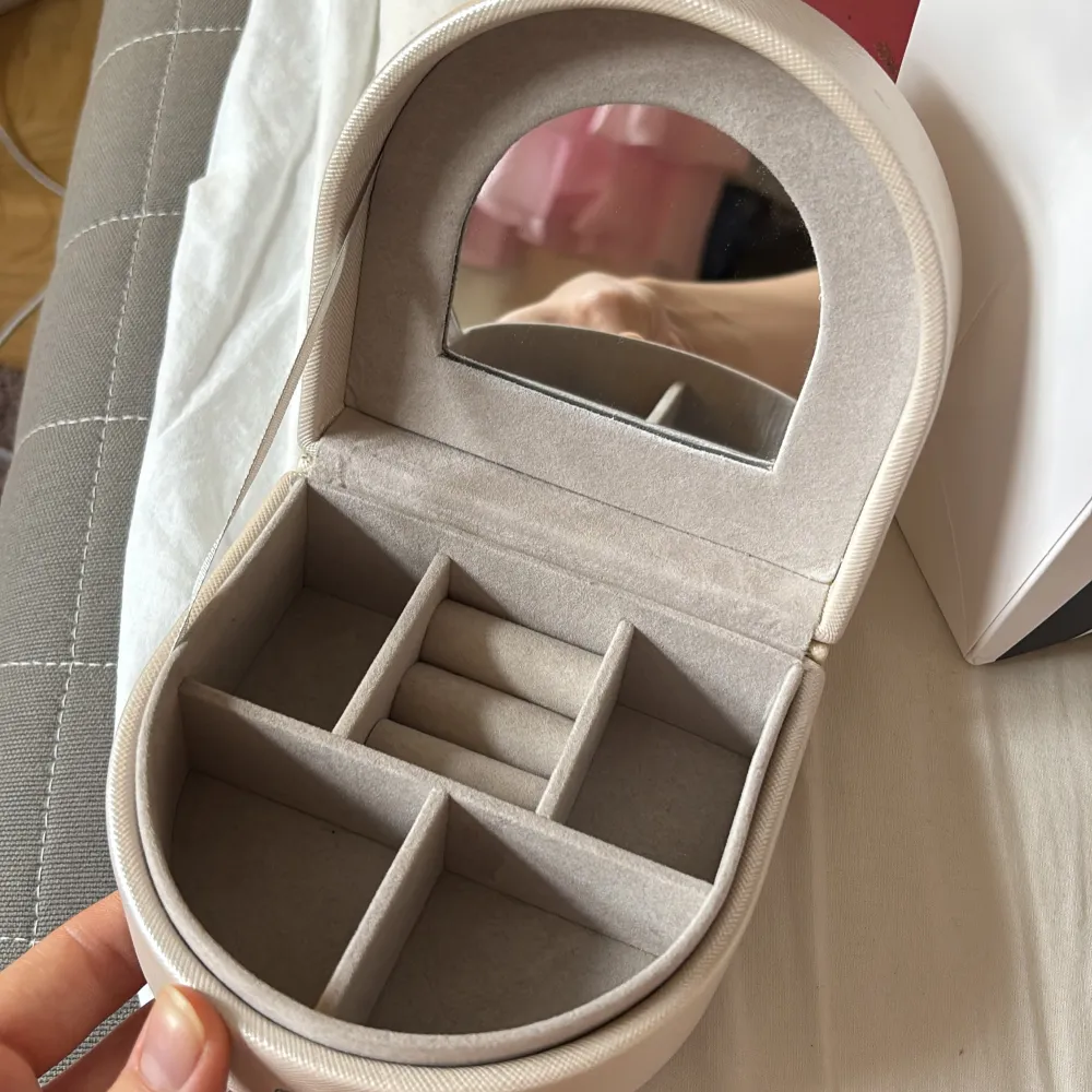 Jättefint smyckesskrin! Helt ny och ren, aldrig använt den. Säljer eftersom jag har en annan att ha mina smycken i. Väldigt söt och praktiskt, inte för stor och inte för liten. Perfekt till smycken eller annat✨. Laukut & Käsilaukut.