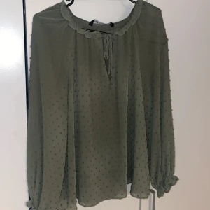 Zara blus  - En grön super fin blus som inte kommer till användning. Denna blusen säljs inte längre men är väldigt fin 