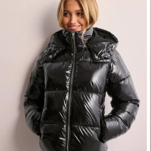 Nelly jacka - Helt ny jacka från Nelly med lapp kvar, köpte här på Plick men gillade inte hur den satt på mig så jag säljer den vidare💗 Den är helt slut i butik, varm och skön perfekt till vintern💕