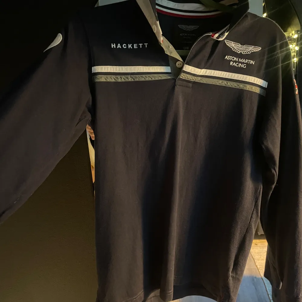 Hacket Aston Martin polo tröja. OanvĂ€nd, nytt skick Inge prut đ. Paidat.