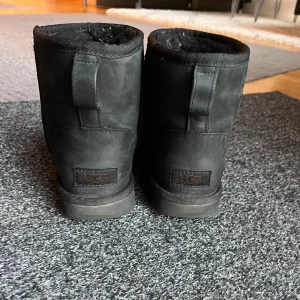 Svarta uggs - Svarta uggs i fint skick. Pris kan diskuteras!