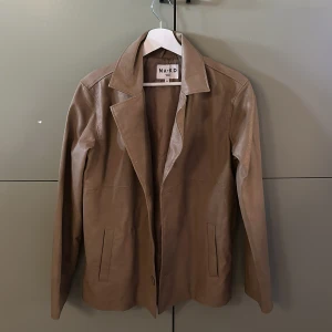 Na-kd skinnjacka/kavaj - Jättefin jacka/kavaj i beige fuskskinn. Endast testad, nyskick, storlek 34, oversize