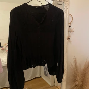 Blus  - Blus med knappar från zara. Fint skick. Säljer för 200+frakt