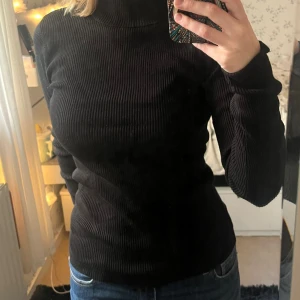 Svart Turtleneck - Svart turtleneck av lite tjockare material. ✨️🍒   Sitter ganska tight så passar nog också S!