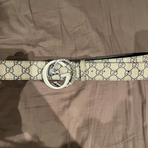 Gucci bälte  - För stort för mig så säljer den, lite använd 9/10 i skick, storlek 46/115 jätte snyggt bälte sitter jätte bra, vid frågor och funderingar är det bara att DMa!
