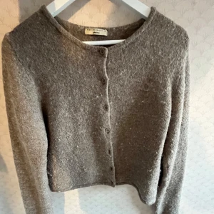 Brun kofta - Super fin kofta och perfekt  nu till hösten. Från Gina Tricot💕 storlek M. Köpte för 500 säljer för 200