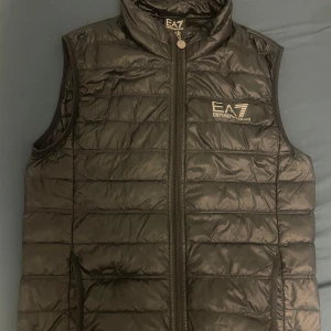 Armani EA7 väst storlek S - En riktigt fin EA7 väst i storlek S i jätte bra skick