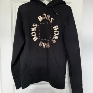 Hugo boss hoodie  - Fint skick, nästan aldrig använd. Inga märken. Storlek L