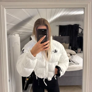 Ny vinterjacka/ Pufferjacka  - Säljer en vit croppad vinterjacka eftersom jag inte får någon användning för den. Storlek XS. Pris 299:- Vid frågor kontakta mig 🫶🏽