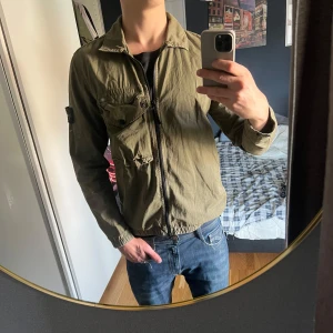 Stone island jacka/tröja - En snygg mörkgrön stone island jacka/tröja som är i toppskick. Storlek m