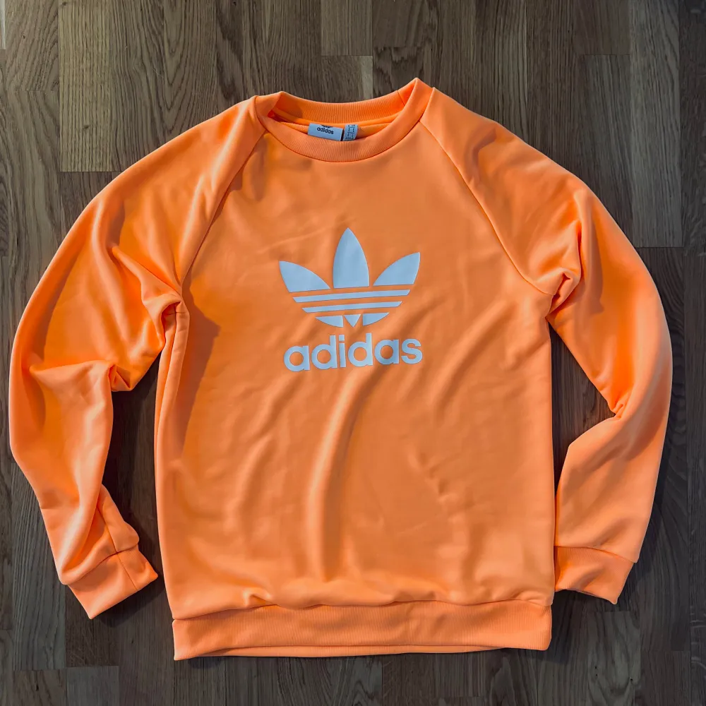 Adidas originals tröja i storlek S advänd inte mycket skick 9/10. Tröjor & Koftor.