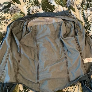 Jeansskjorta väldig sparsam använd - En jeansskjorta som jag har haft på mog 2 gånger, den har blivit för liten för mig, den är i storlek M 