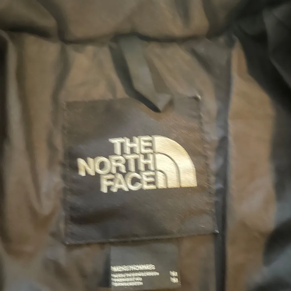 The North Face jacka i bra skick. Den är i storlek medium. Skriv gärna om du har några frågor! . Jackor.