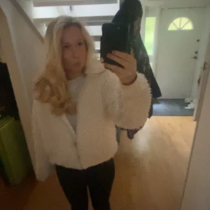 Vit Fluff jacka  - Svinsnygg slutsåld vit fluff jacka. Passar perfekt nu i höst och även i vinter. Riktigt populär 💕
