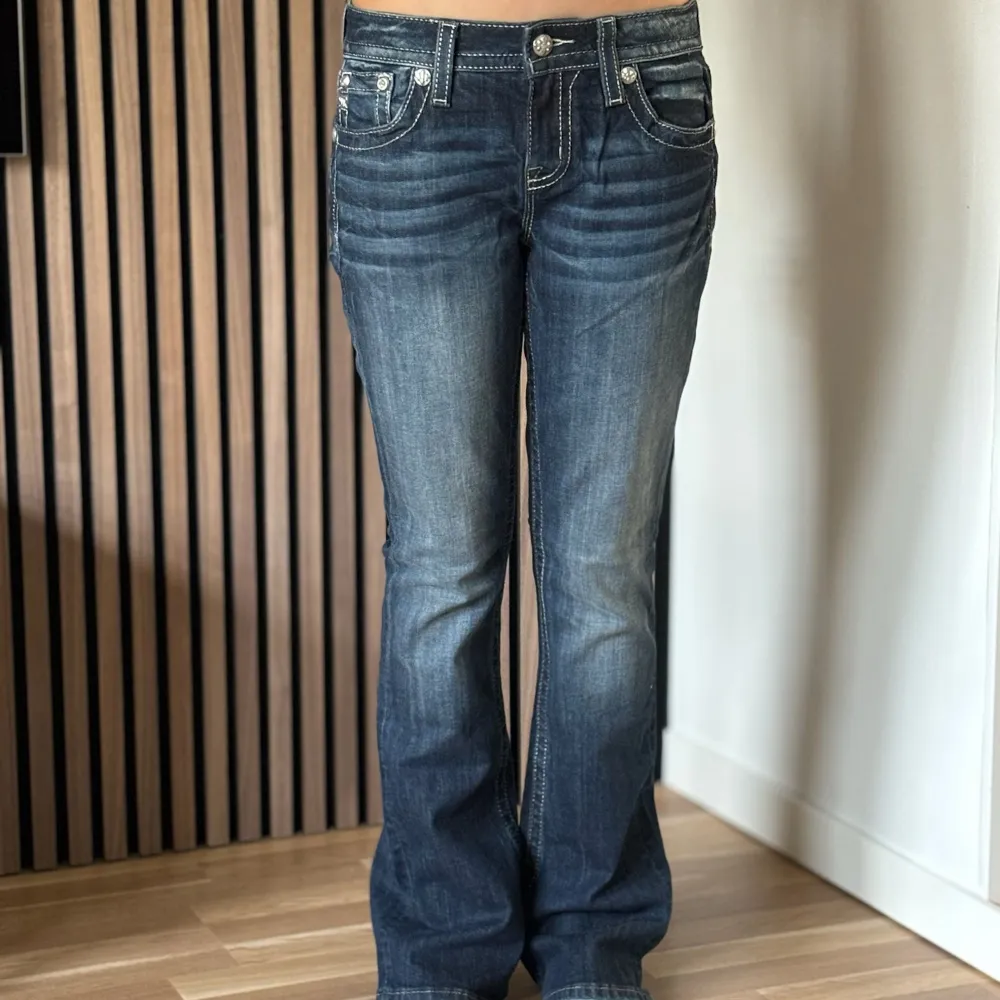 Lågmidjade bootcut jeans från Miss Me. Snygga jeans änglavingar. Perfekt skick, se bild. Mått: Innerbenslängd: 80cm   Midjemått rakt över: 37cm Midjemått: 79cm Modellen är 166cm lång. Fler bilder finns. Skriv ifall du har några frågor! 💗. Jeans & Byxor.