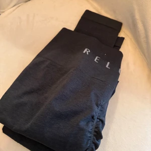 Relode prime scrunch tights - Tränings tights relode med scrunch vid rumpan. Mörkgråa i färgen granit. Använda en gång. Nypris 699kr