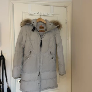 Parajumper vinterjacka  - Använd två vintrar, köpt för 6800kr. Väldigt fint skick, inga defekter. Lite smutsig pga användning vid höger fika och handled men går att tvätta bort.
