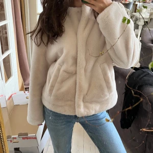 Teddy jacka - Super söt Teddy jacka från zara, använd 2 gånger. Varm och skönt till hösten. Den är vit 