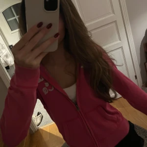 Hollister zip up tröja - Super snygg figursydd jidder med dragkedja från hollister. Storlek M men passar mig med XS/S i storlek💞💞