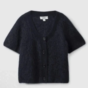 Cos Kofta - Säljer min mörkblå kofta från cos i mohair, i princip i nyskick och materialet ser ut som nytt🤍 Skitsnygg verkligen men behöver sälja tyvärr. Passar S-L beroende på önskad passform