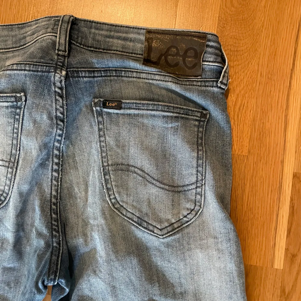 Ett par jeans från lee. 899 kr nypris. Sitter tight och passar bra om man vill ha lite små häng. Sitter 28/30. . Jeans & Byxor.